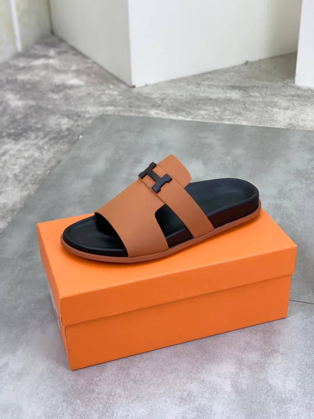 Men's shoes 💰P440 New [HERMES] high-end quality new Hermès slippers, made of imported silk calfskin, wear-resistant and non-slip rubber outsole. Fashionable and elegant code number: 39-44 (38 45 46 customized)